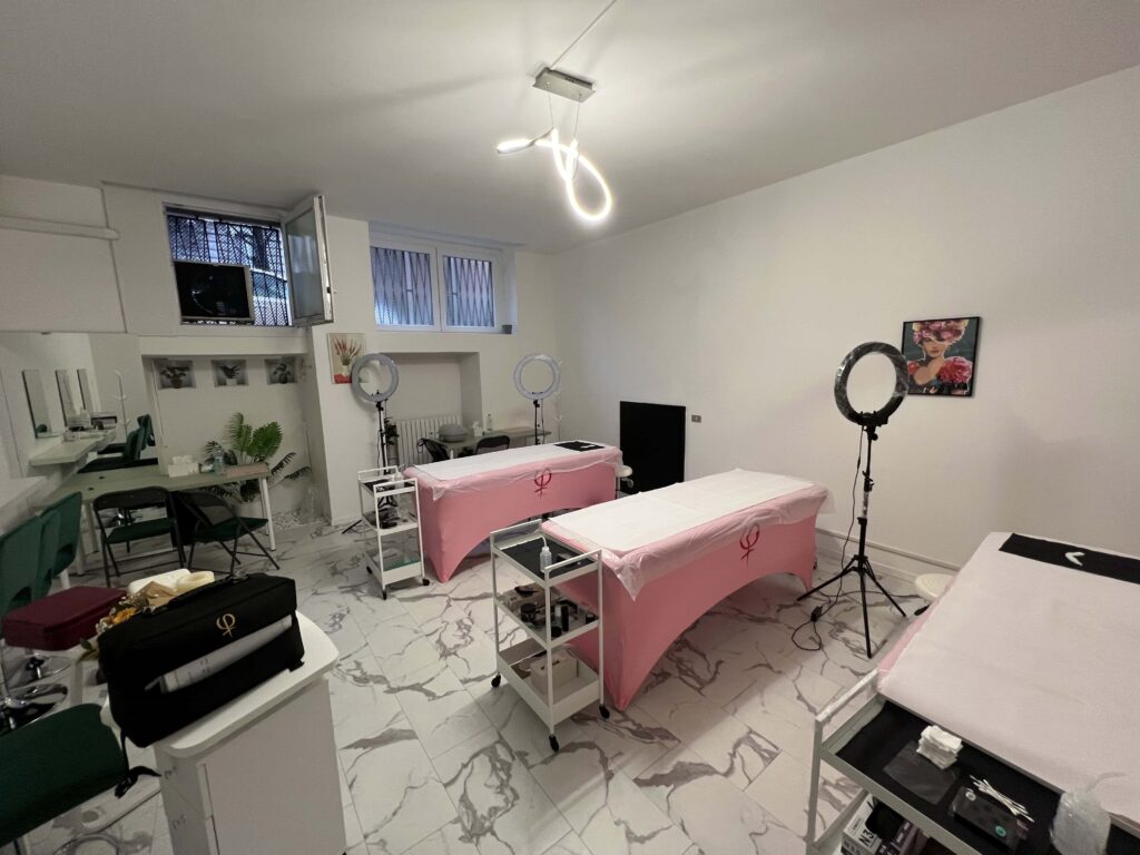 Lettini regolabili — affitto sala corsi extension ciglia e dermopigmentazione Milano