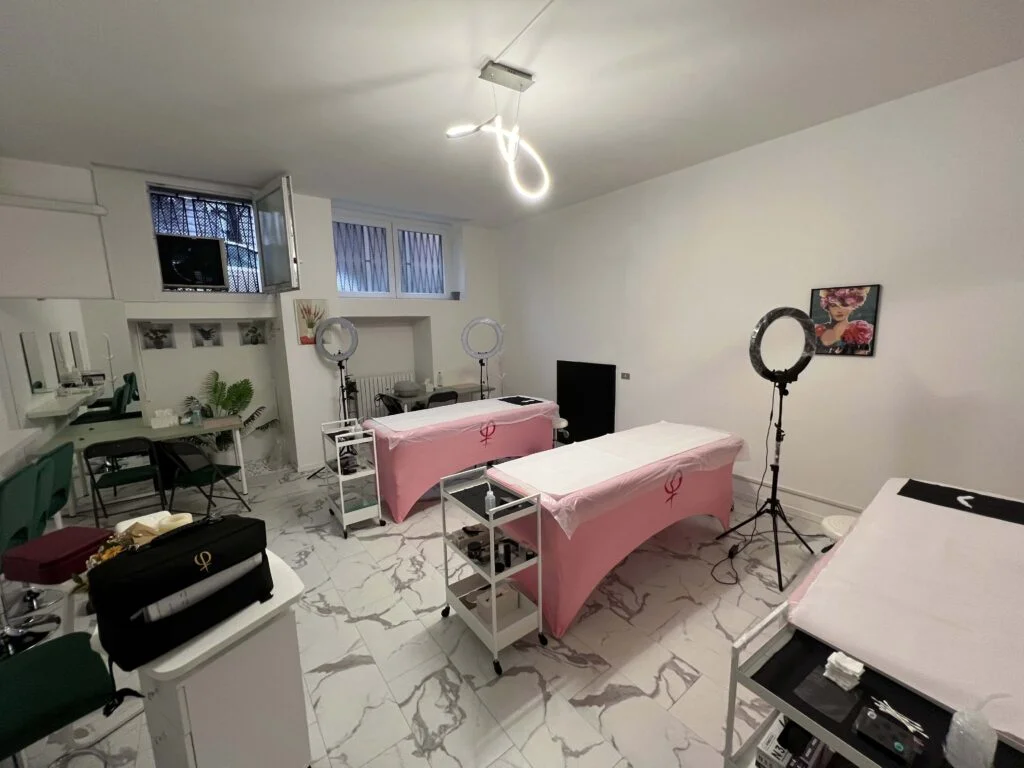 Lettini regolabili — affitto sala corsi extension ciglia e dermopigmentazione Milano