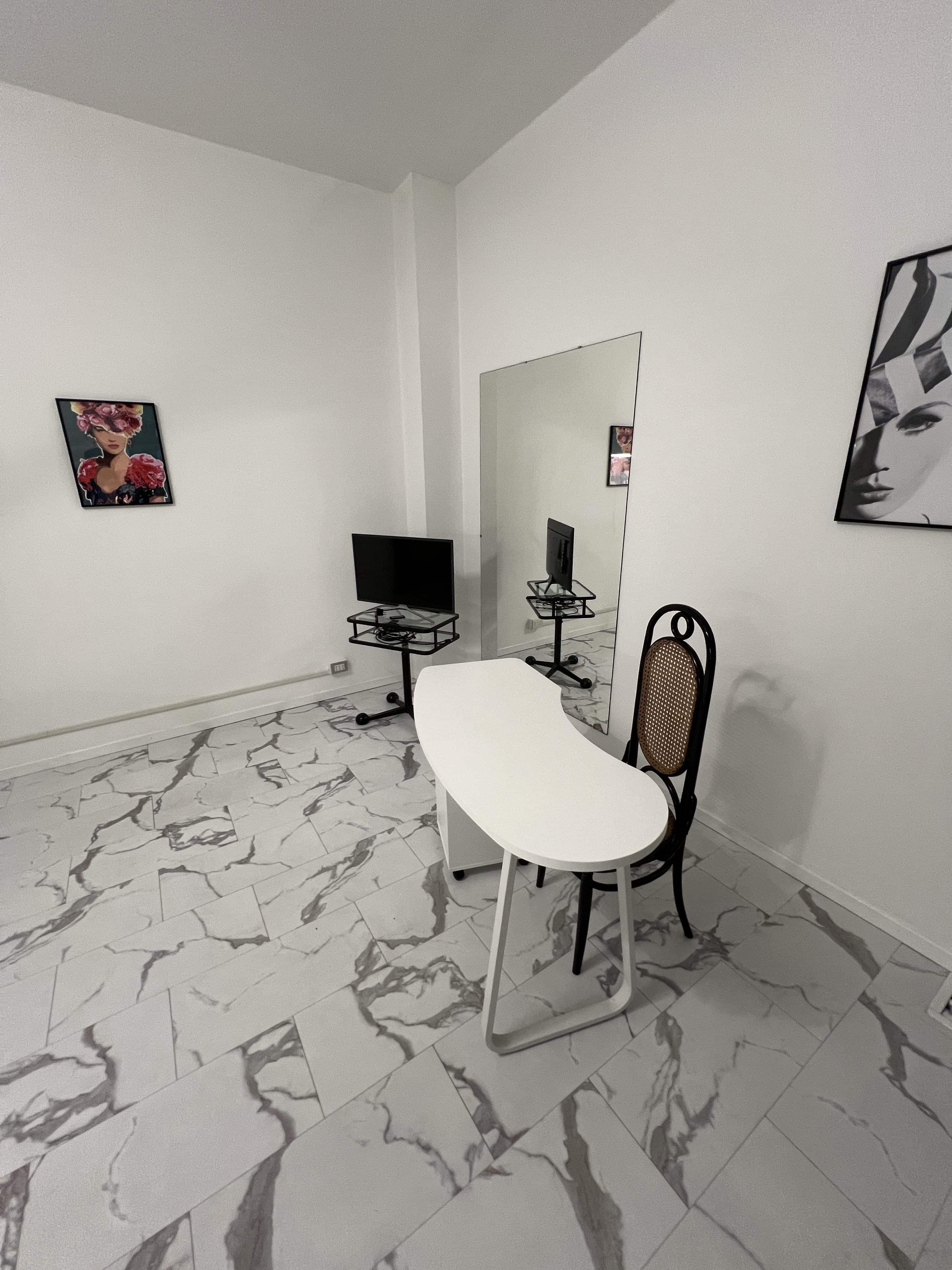 Spazio corsi con attrezzature — studio Lena Lashes Milano