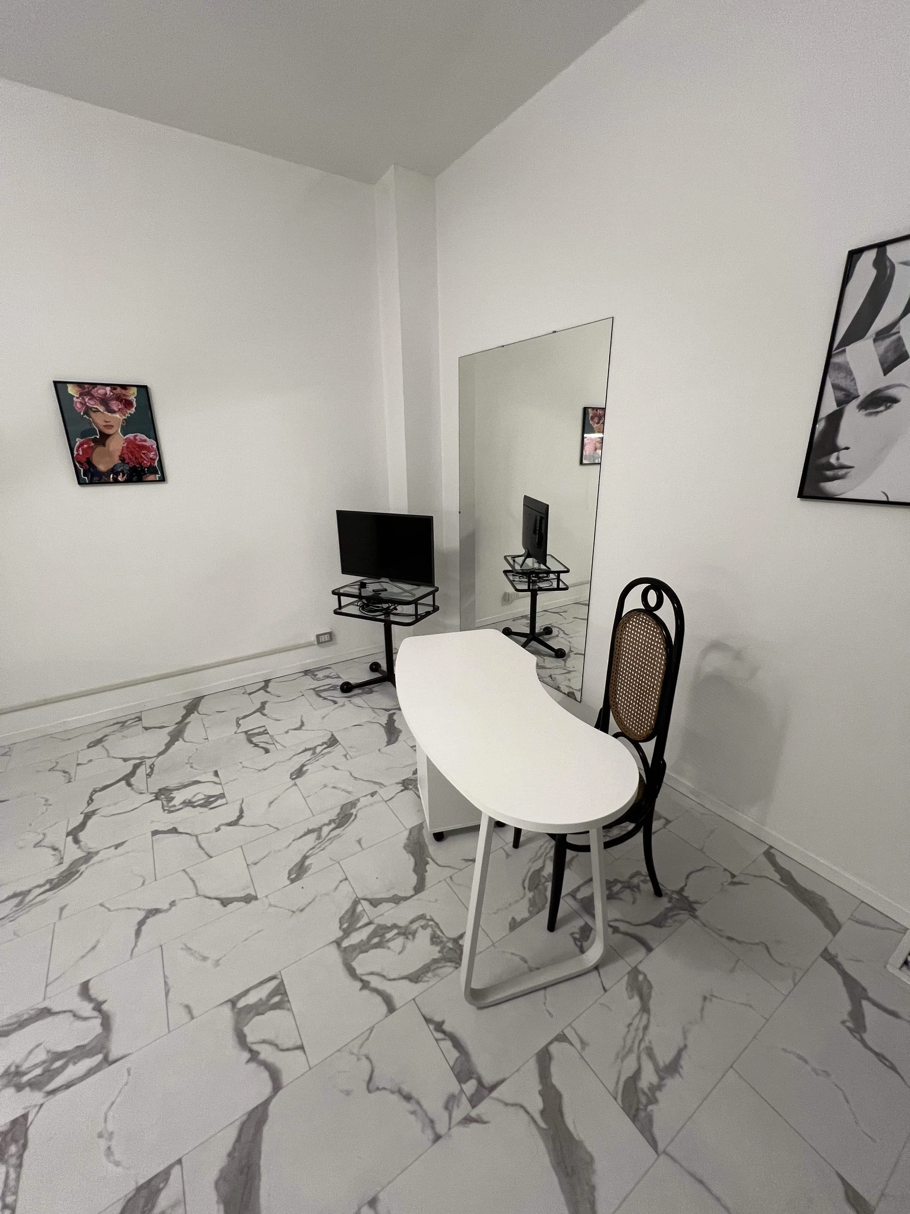 Spazio corsi con attrezzature — studio Lena Lashes Milano