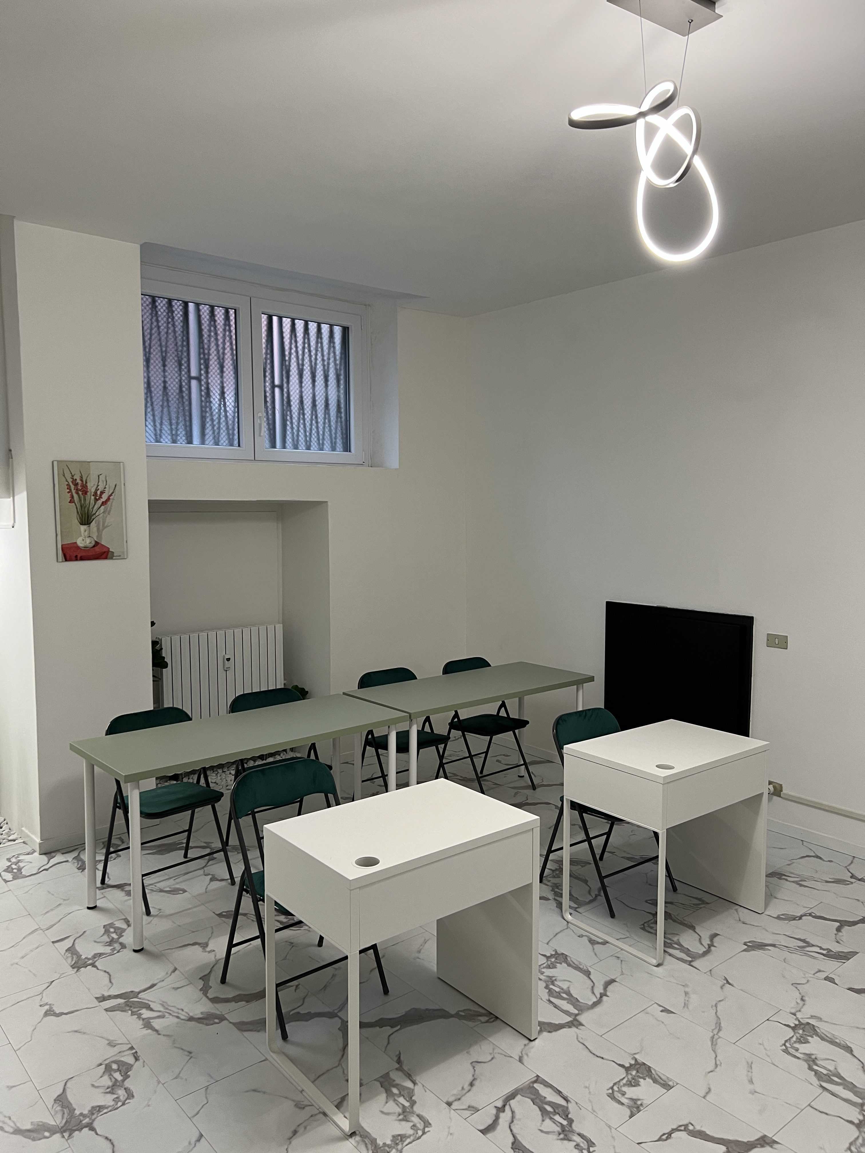 Sala corsi estetica attrezzata — studio Lena Lashes Milano
