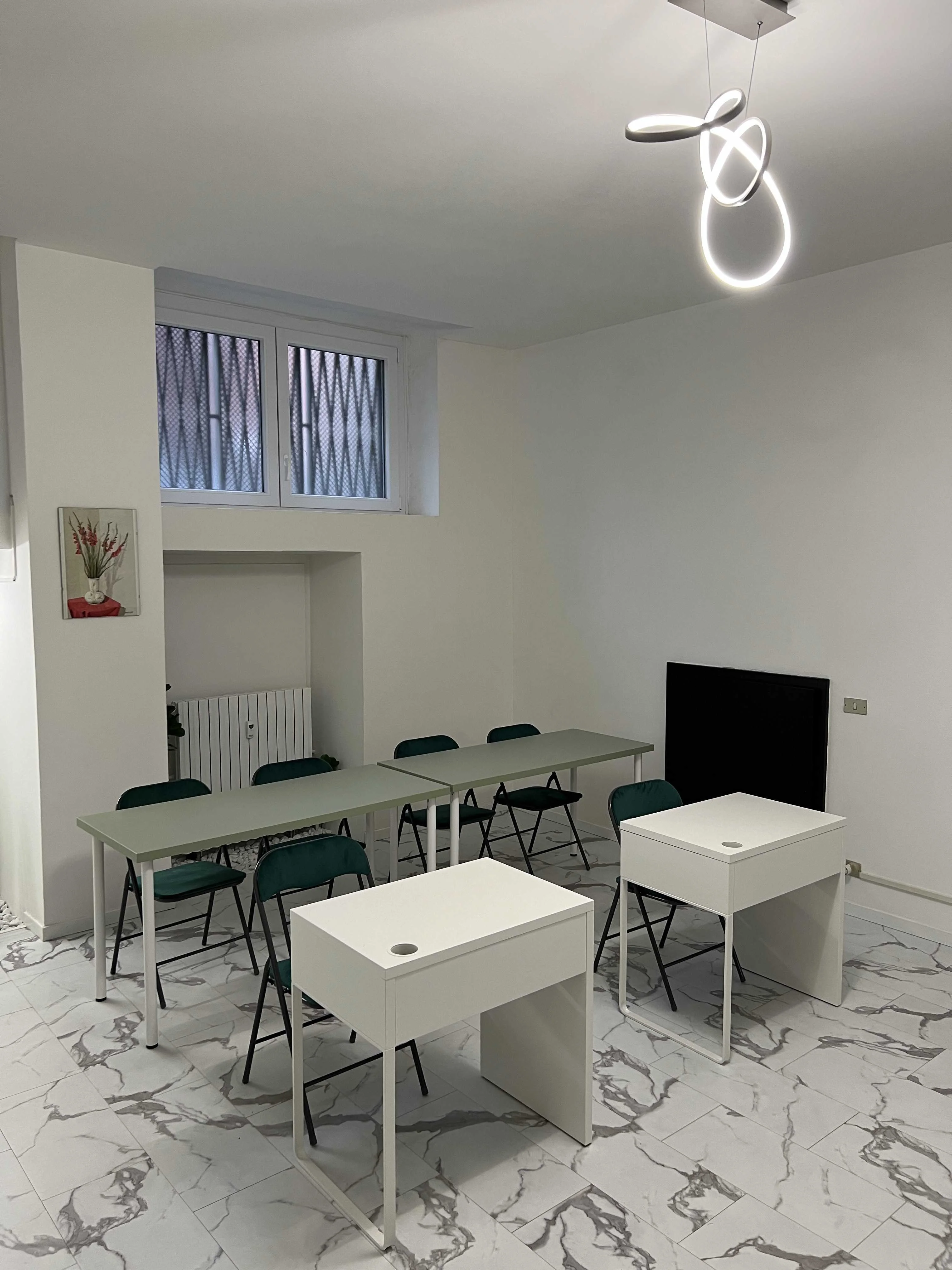 Sala corsi estetica attrezzata — studio Lena Lashes Milano
