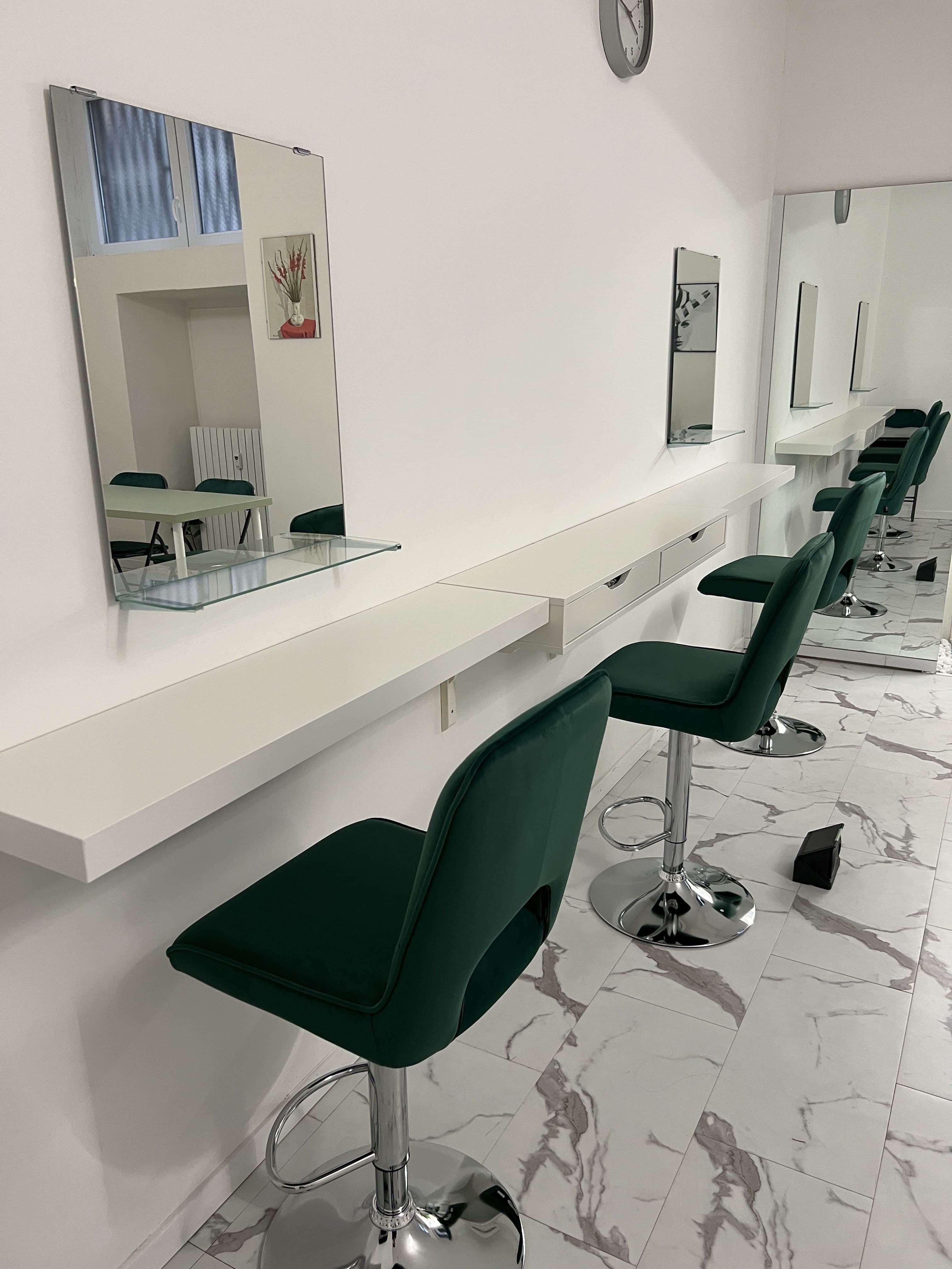 Postazioni make up con specchi — affitto spazio corsi trucco Milano