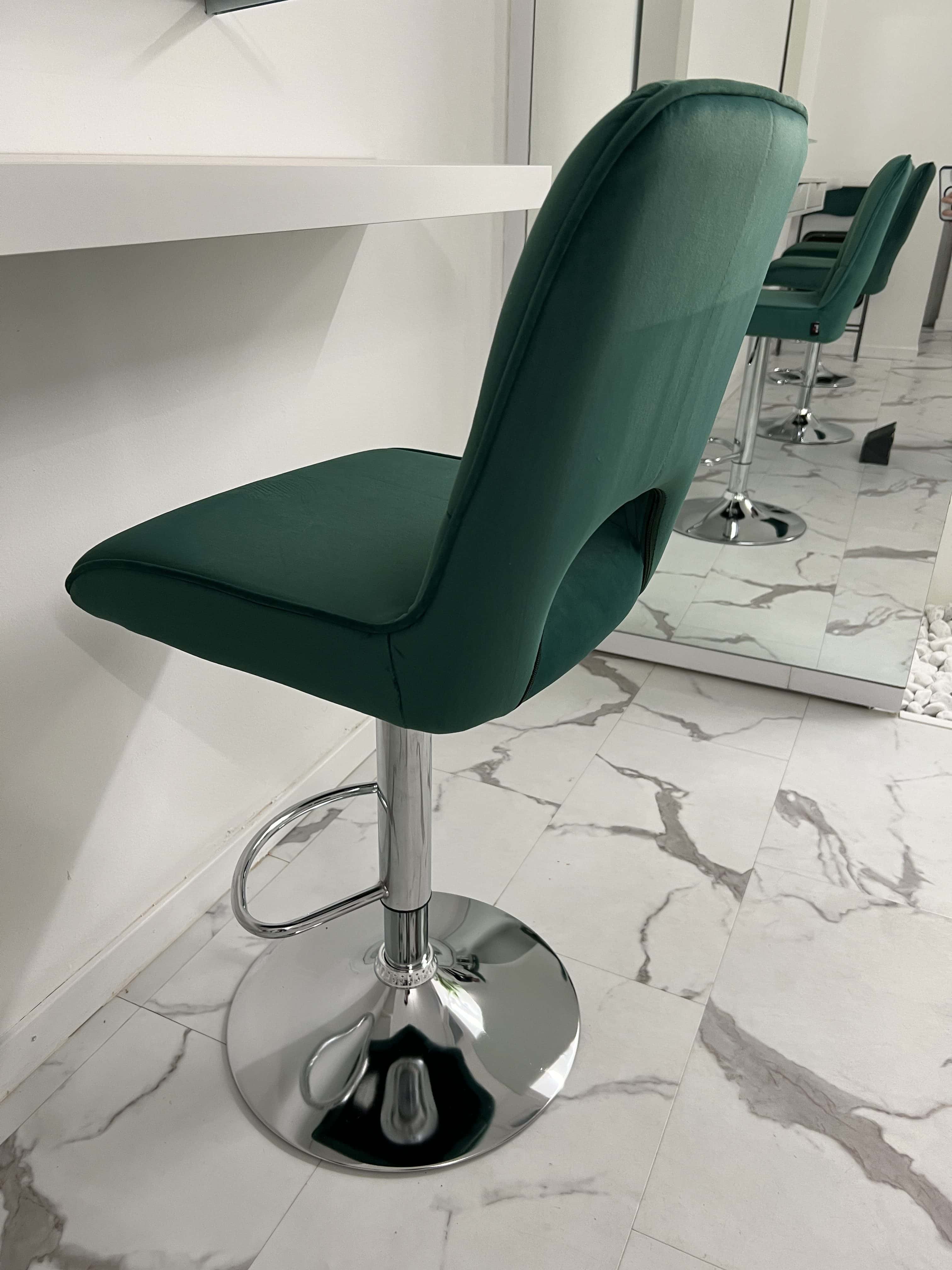 Postazioni hairstyling con specchi — affitto aula corsi parrucchiere Milano
