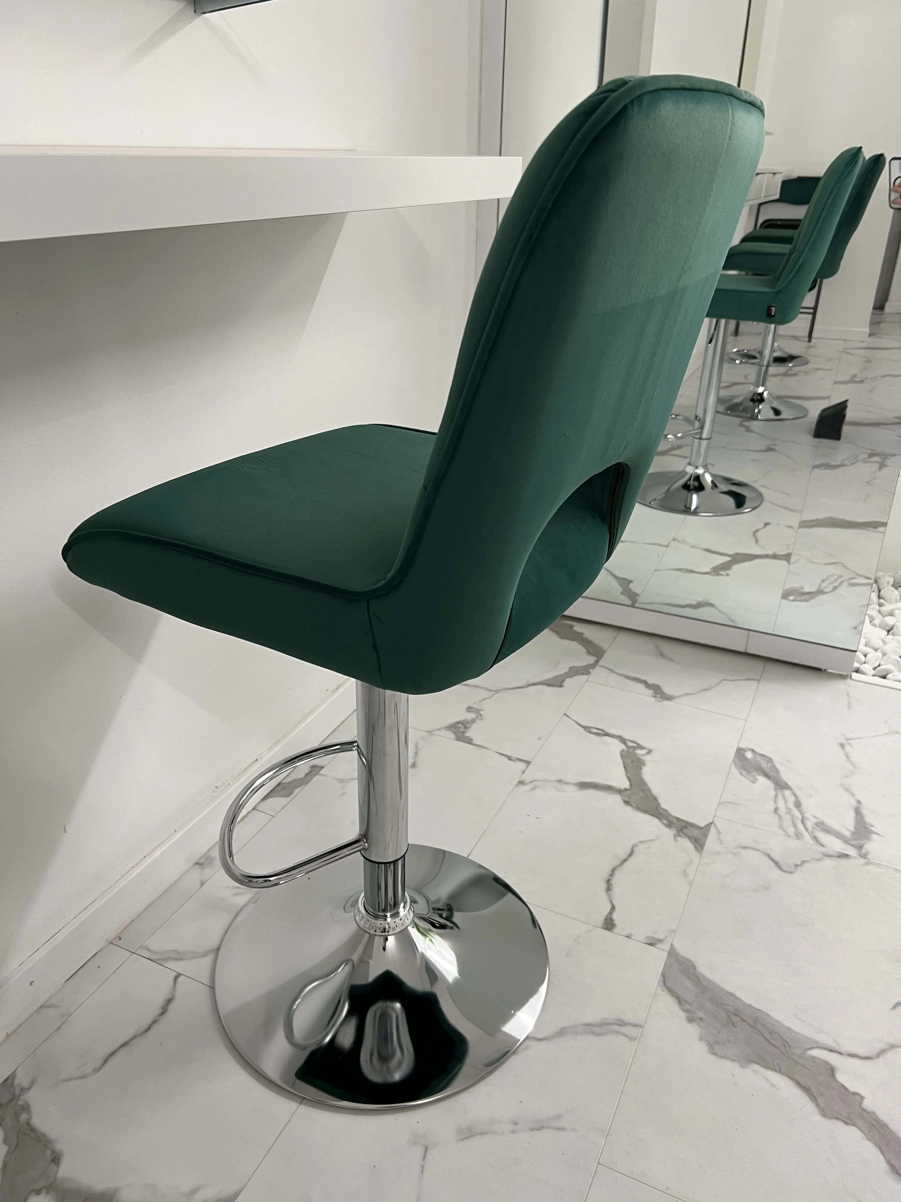 Postazioni hairstyling con specchi — affitto aula corsi parrucchiere Milano