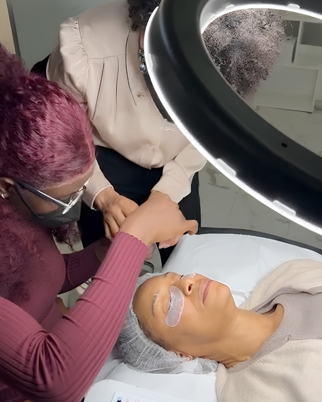 Studentessa durante il corso extension ciglia one to one, Lena Lashes Academy Milano