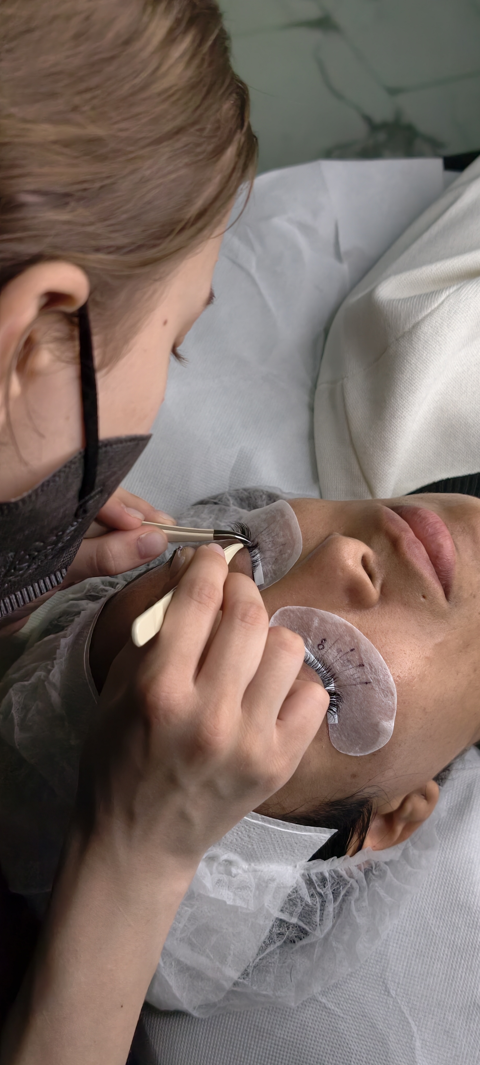 Corso extension ciglia in studio Lena Lashes Academy Milano — applicazione su modella