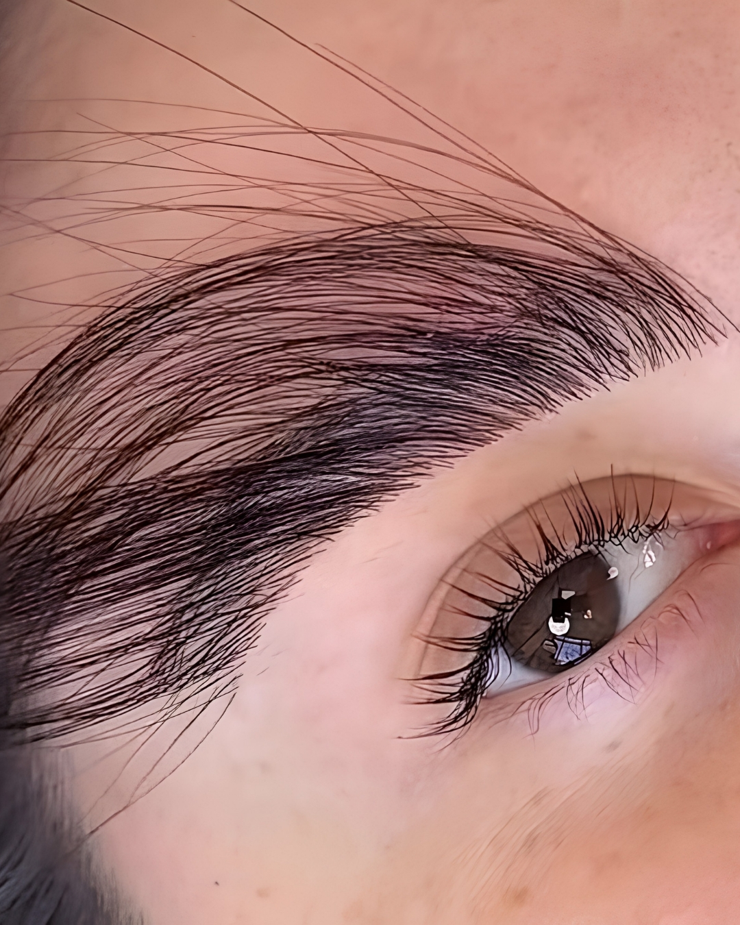 Sessione pratica del corso extension sopracciglia Lena Lashes Academy Milano