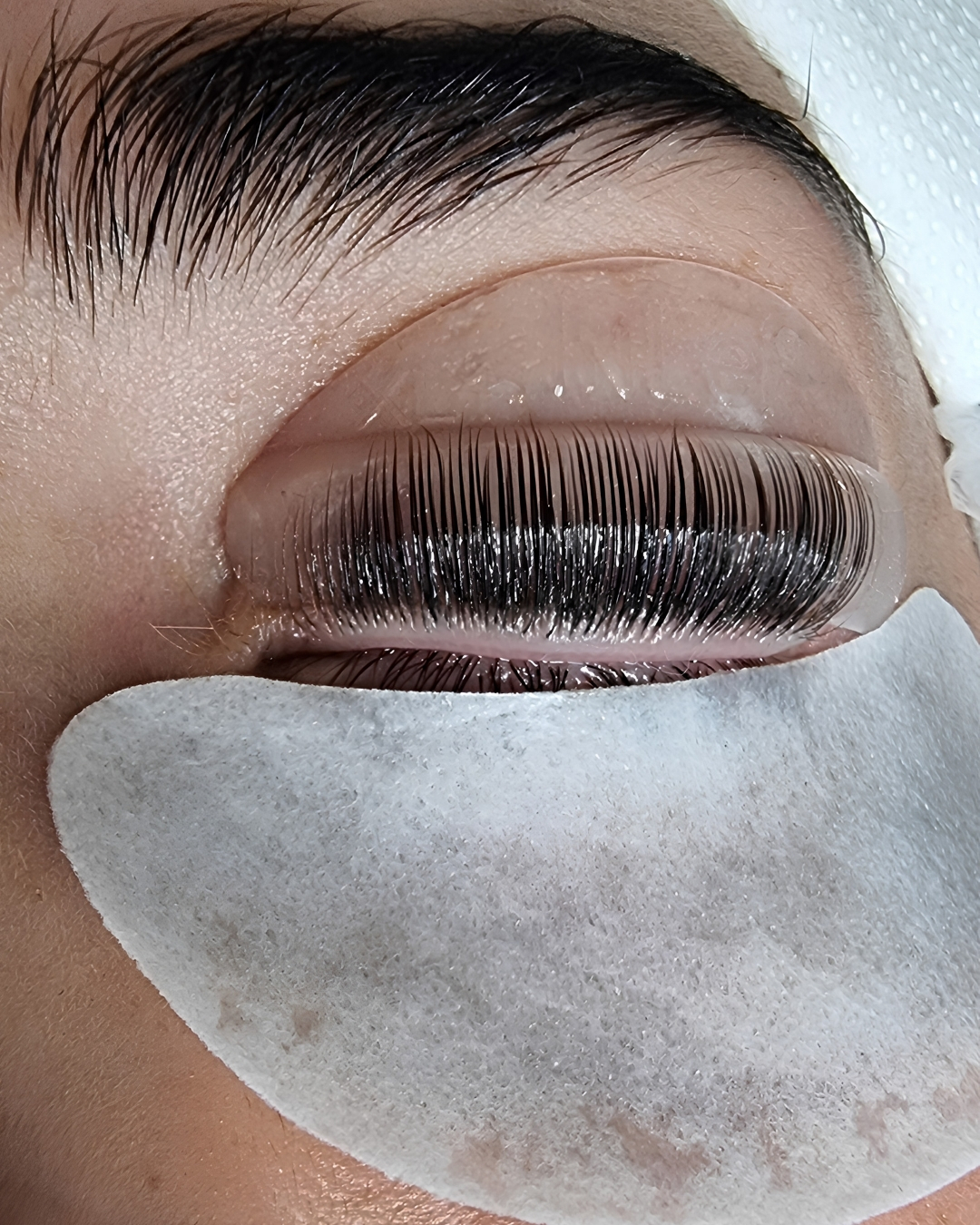 Trattamento di laminazione ciglia in corso durante il corso Lena Lashes Academy Milano