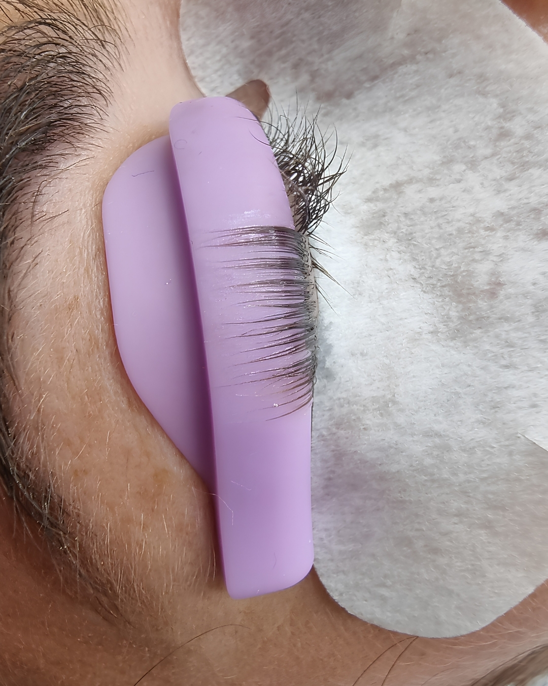 Applicazione della lozione durante il trattamento di laminazione ciglia, corso Lena Lashes Academy Milano