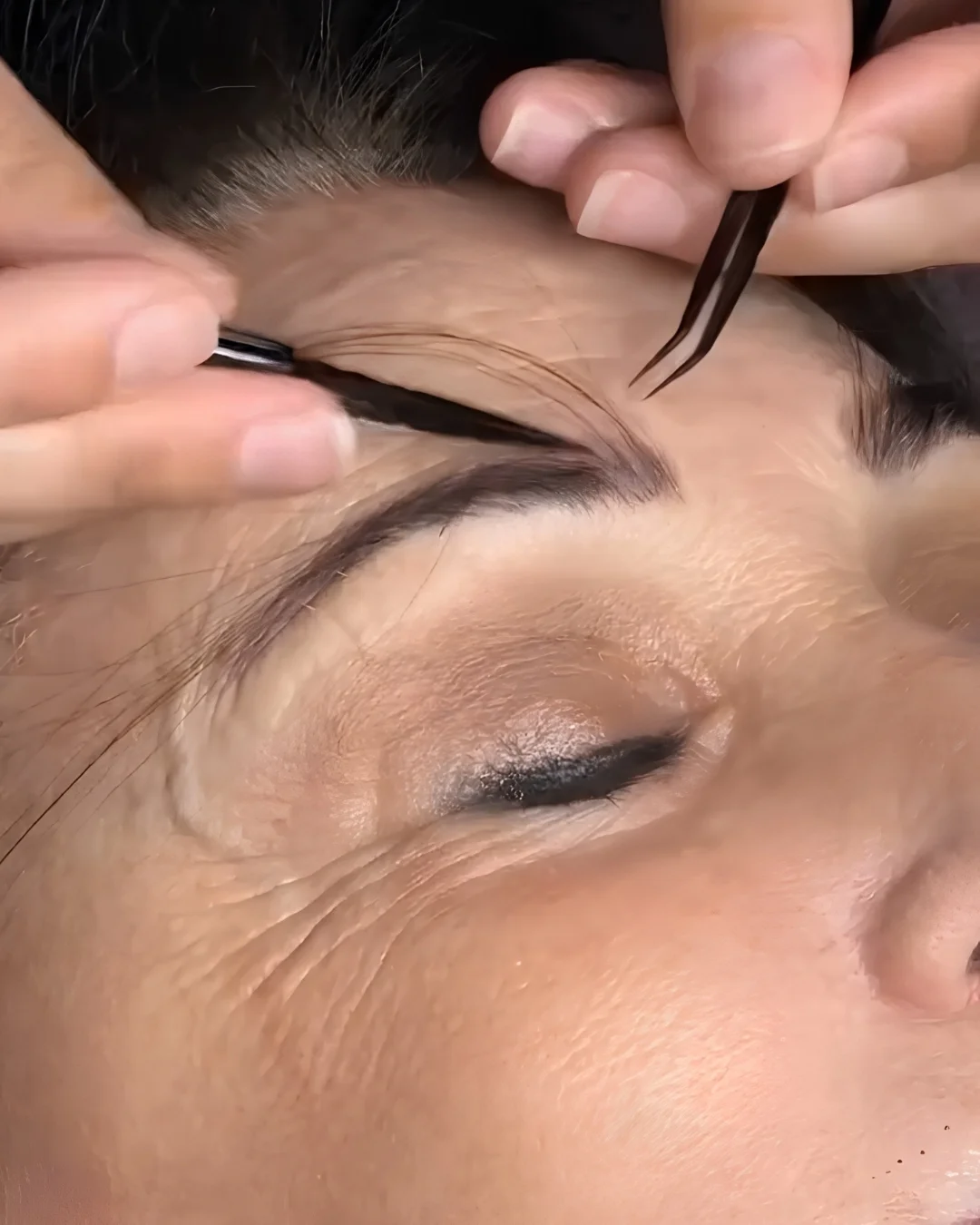 Extension sopracciglia dettaglio applicazione — studio Lena Lashes Milano