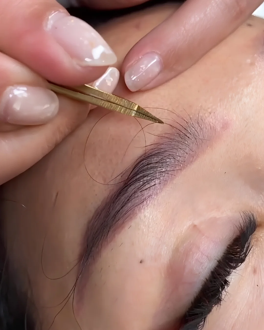 Extension sopracciglia naturali peli sintetici — studio Lena Lashes Milano