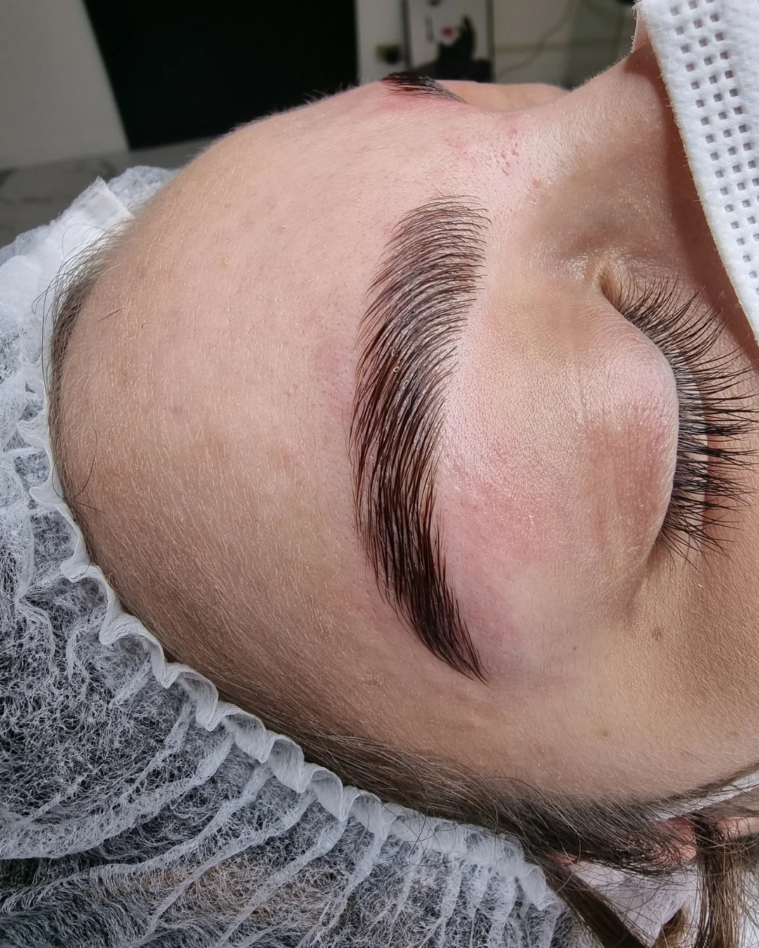 Sopracciglia laminate effetto spazzolato — Lena Lashes Milano