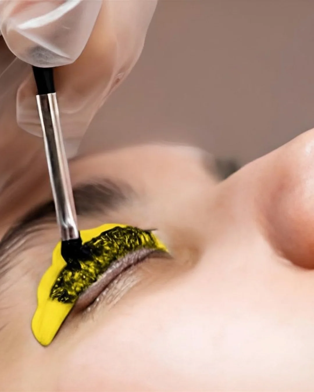 Tinta ciglia con bigodino giallo — trattamento in corso, Lena Lashes Milano