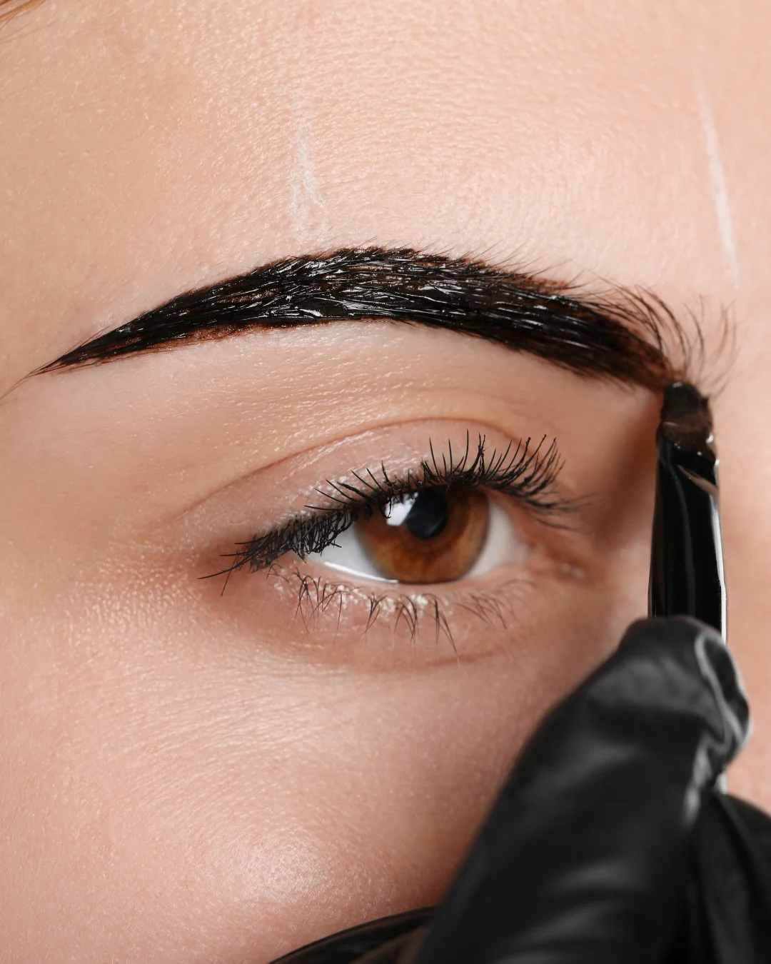 Sopracciglia definite e colorate — Lena Lashes Milano