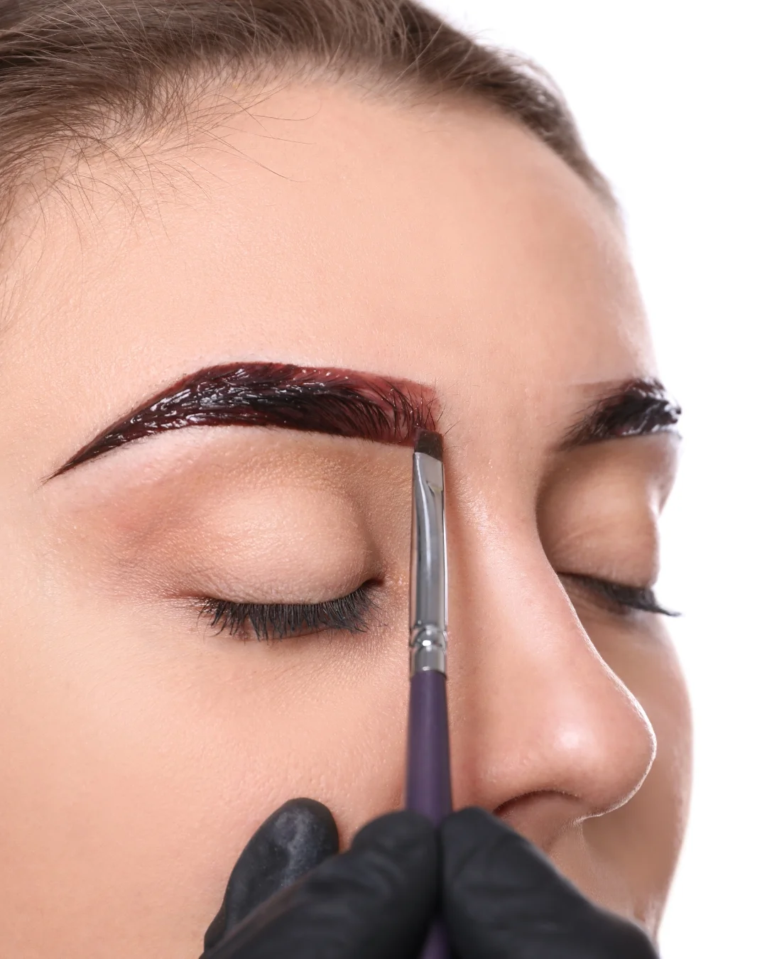 Sopracciglia curate con tinta professionale — Lena Lashes Milano