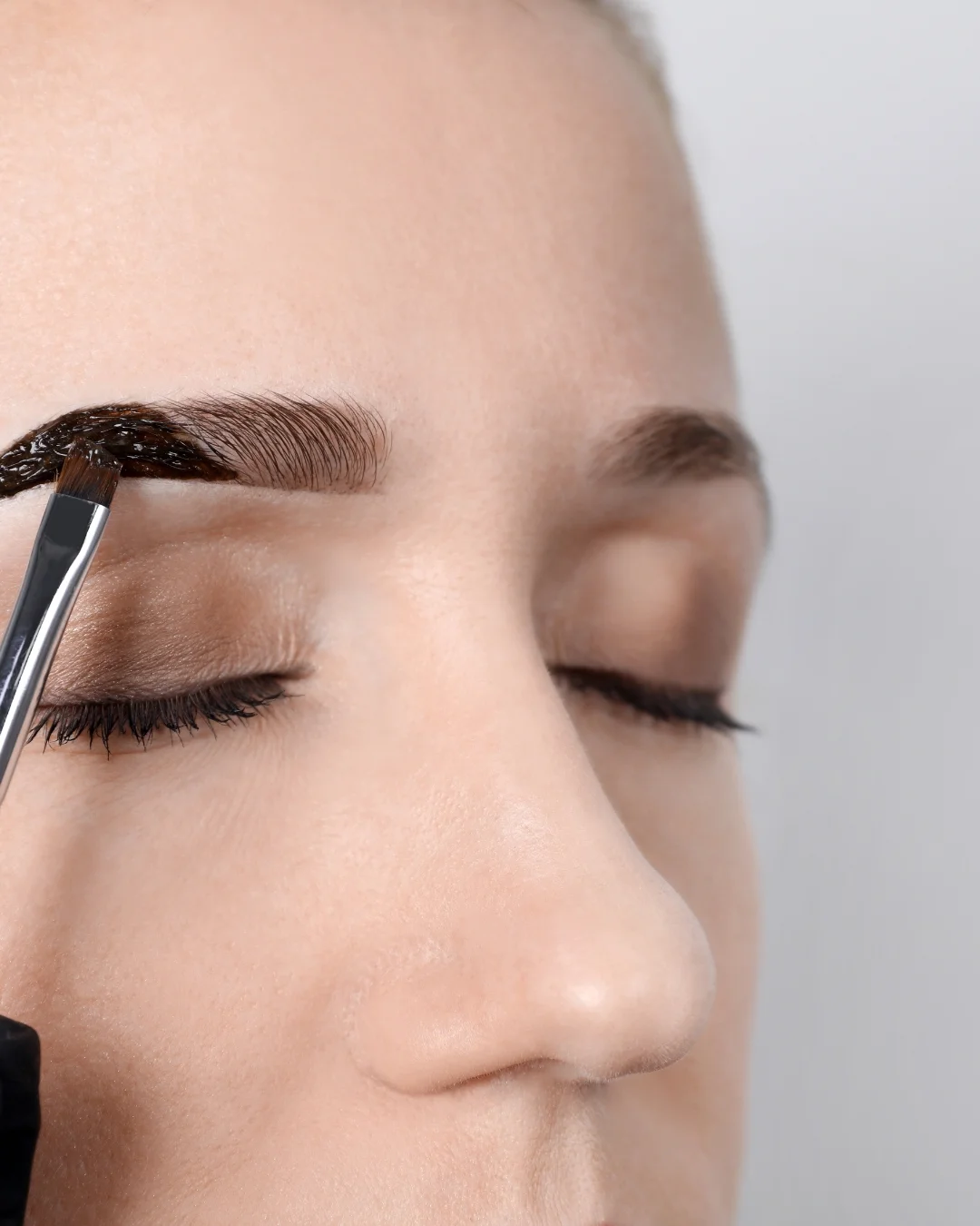 Sopracciglia prima e dopo tinta — studio Lena Lashes Milano