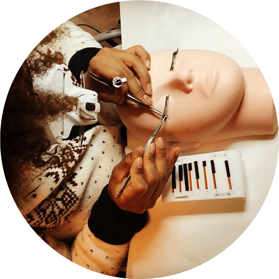 lena lashes allenamento su manichino