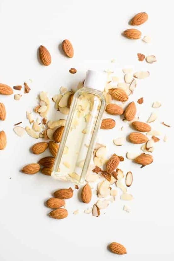 olio di mandorle per ciglia e sopracciglia