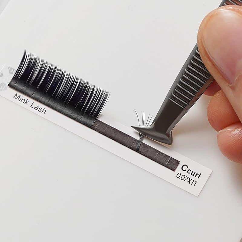Ventaglio extension ciglia realizzato con la pinzetta.