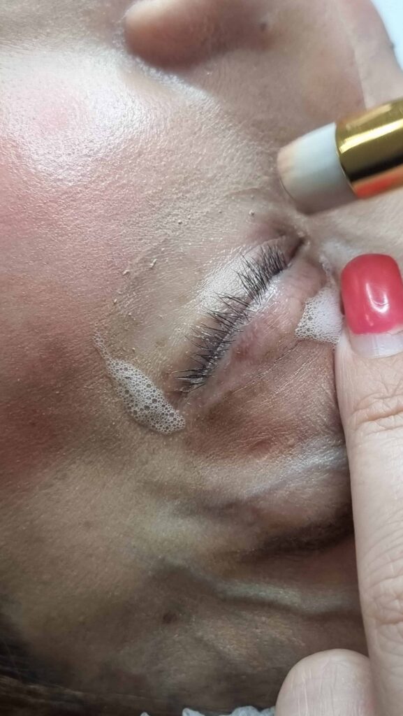 lavaggio ciglia con pennello e shampoo ciglia