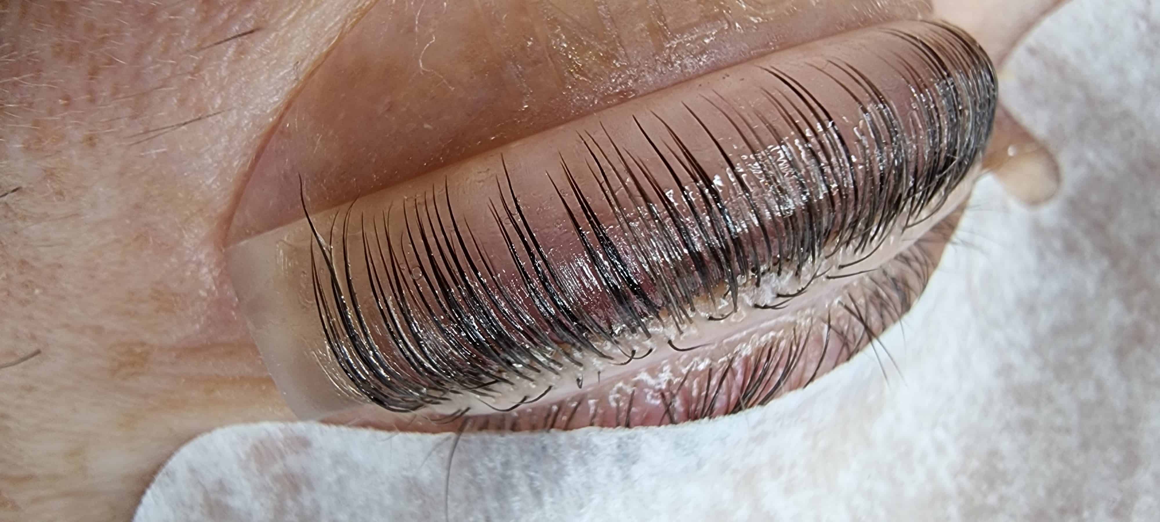 laminazione ciglia, fissaggio delle ciglia sul bigodino
