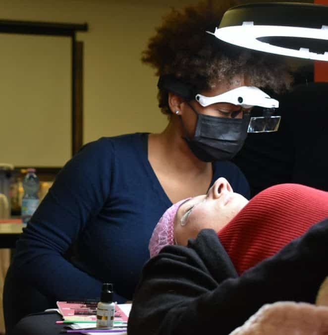 lash maker, lashmaker lena-al-lavoro immagine quadrata